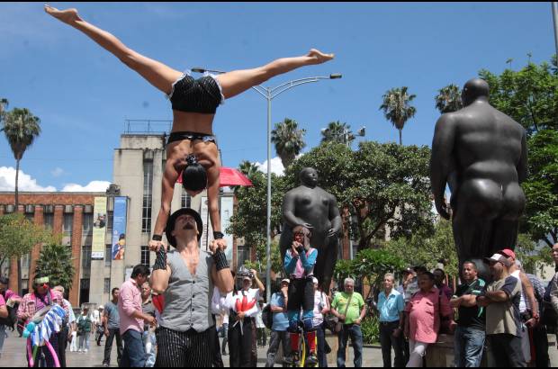 FOTO EL COLOMBIANO - El Parque de las Esculturas se convirti&#243; en referente cultural y tur&#237;stico de Medell&#237;n, y en ejemplo de recuperaci&#243;n social. Las esculturas est&#225;n en a la vista y alcance de todos los visitantes, que suelen tomarse fotos al lado de los &quot;gordos&quot; de Botero.