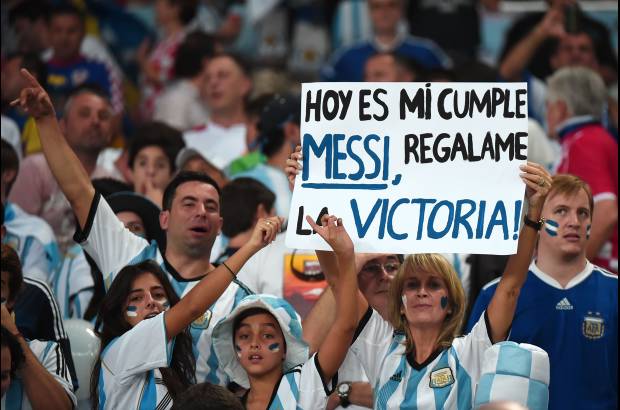 AFP - Esta hincha tenía una solicitud muy concreta el día de su cumpleaños.