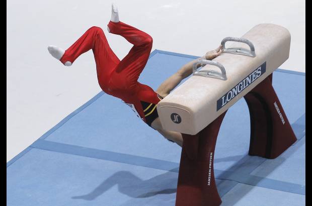 AP - Gimnasta Daan Kenis de B&#233;lgica se cae en plena ronda de calificaci&#243;n de los Campeonatos Mundiales de Gimnasia en Amberes, B&#233;lgica.