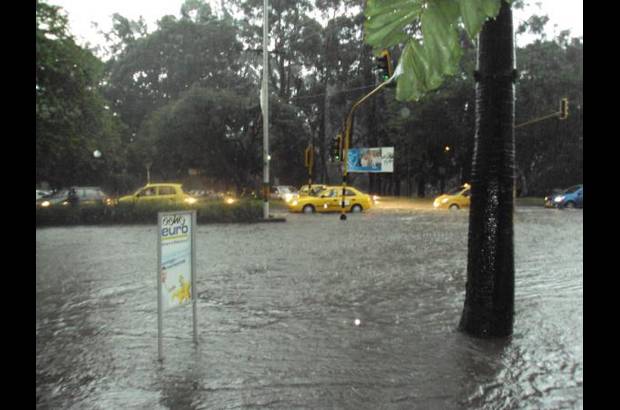 Cortesía Vanesa Rueda León - La intensa lluvia, acompañada de granizo y fuertes vientos, paralizó las principales vías de Medellín y parte del Área Metropolitana. Por fortuna, no hubo personas lesionadas.