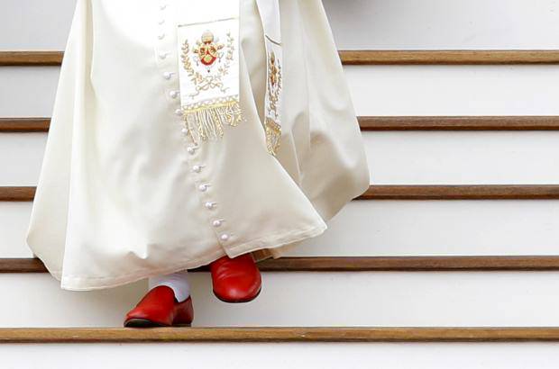 Reuters - Benedicto XVI ha aparecido varias veces en p&#250;blico luciendo unos zapatos rojos de Prada y gafas de Gucci.