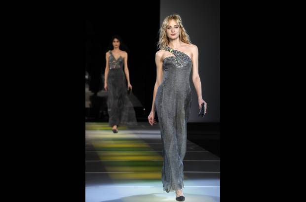 AP - Giorgio Armani, de 79 años, cerró la Semana de la Moda femenina de Milán. Sus diseños sorprendieron por teñir la franela de grises claros y oscuros a los que se unió el verde lima, para vestir a una mujer sencilla pero elegante. Para la noche, los vestidos largos palabra de honor o con escotes vertiginosos fueron los encargados de poner la nota de distinción en el desfile.