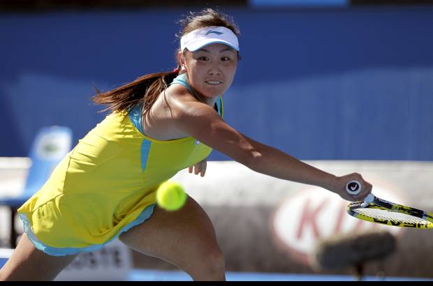 AP - La china Peng Shuai y su mayor esfuerzo para devolver la bola ante la francesa Aravane Reza.