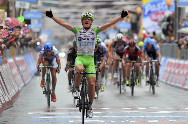 AP - Enrico Battaglin (Bardiani), mostr&#243; sus habilidades para imponerse en una carrera pasada por el agua y dos significativos ascensos.