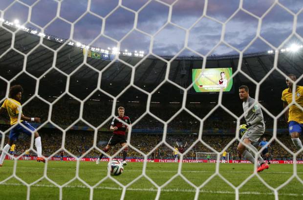 FOTO AP - Toni Kross marc&#243; el tercero un minuto m&#225;s tarde que el gol de Klose.