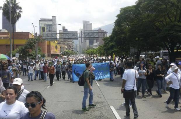 Cortes&#237;a - Estudiantes, partidos pol&#237;ticos y organizaciones de v&#237;ctimas claman por la paz en esta marcha.