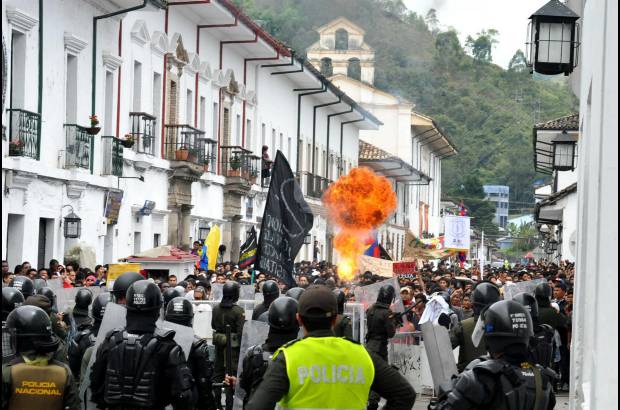 Colprensa - La Policía Nacional puso en marcha un plan de seguridad en las mayores ciudades con el despliegue de 19.800 uniformados.