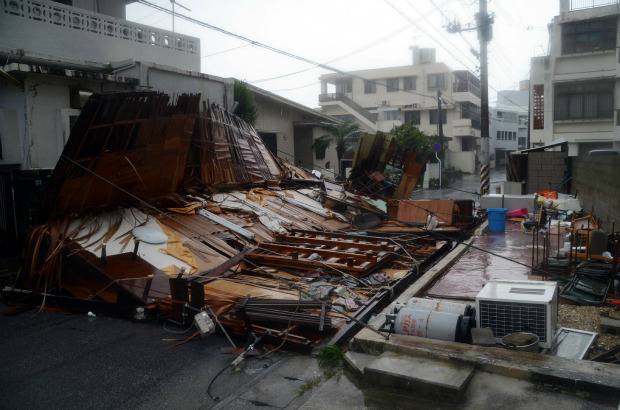 AFP - Un hombre muri&#243; despu&#233;s de que su barco fue hundido por las altas olas, dijo la cadena de televisi&#243;n local NHK. Varias personas sufrieron heridas leves por ca&#237;das.