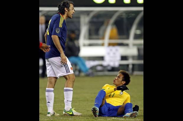 Reuters - Un encontronazo entre el veterano Yepes y el joven Neymar.