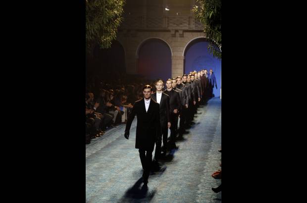 AP - Versace ofreci&#243; una nueva raci&#243;n de elegancia y sobriedad con el color negro como hilo conductor, un tono que ha de combinarse, sobre todo, con azules el&#233;ctricos.