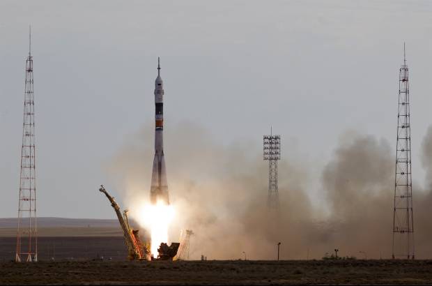 Reuters - &quot;La fase m&#225;s tensa y complicada ha sido completada con &#233;xito. Acabo de hablar con los cosmonautas y est&#225;n bien&quot;, afirm&#243; Vlad&#237;mir Popokvin, jefe de la agencia espacial rusa, Roscosmos.