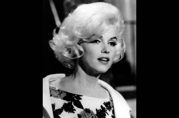 AP - En abril de 1962, Marilyn Monroe aparece en el set de su &#250;ltima pel&#237;cula Algo tiene que ceder, en Los &#193;ngeles.