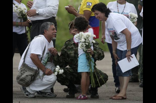 Reuters - Pablo Emilio, en un momento &#237;ntimo con su hermana Laura Valentina, su padre Gustavo y su madre Estela.