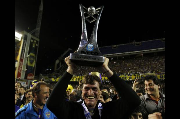 Reuters - El t&#233;cnico Falcioni y el trofeo que conquist&#243; al mando de Boca.