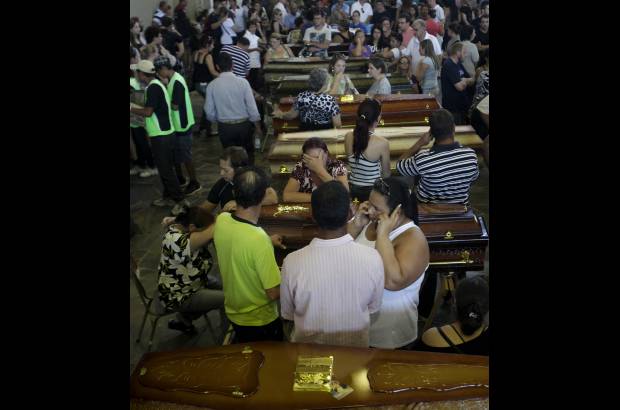 AP - Rousseff lloró junto con los familiares de las víctimas en un clima de conmoción generalizado.