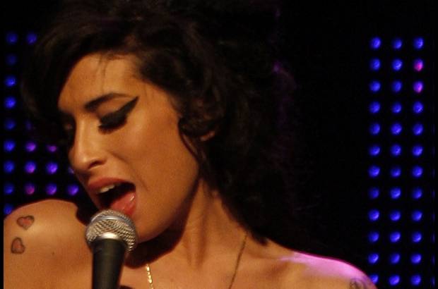 Reuters - Amy Winehouse ingresa a las leyendas de la m&#250;sica que murieron j&#243;venes y dejaron una rica producci&#243;n art&#237;stica.