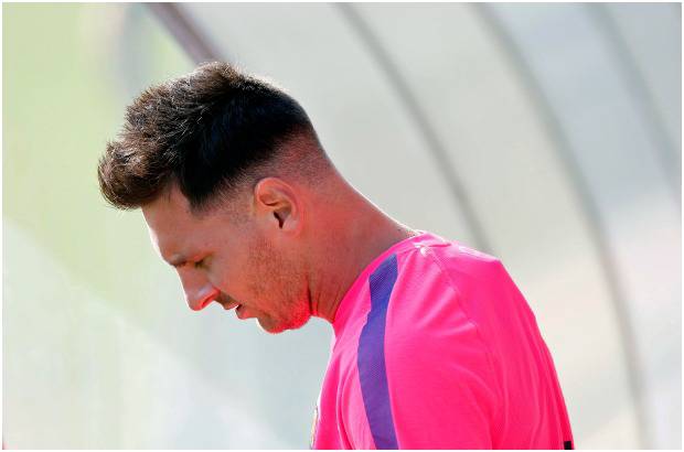 Reuters - El retorno de Lionel Messi a los entrenamientos del Barcelona, tras agotar sus vacaciones, despertó la curiosidad entre los seguidores del jugador en las redes sociales sobre todo por el nuevo look que luce el futbolista argentino.