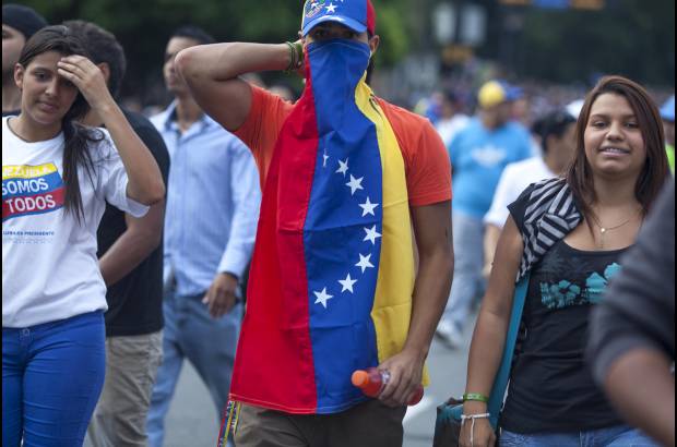 Federico Ríos Escobar - Los universitarios buscaban llegar hacia el oeste de la capital venezolana, donde se localiza la mayoría de los edificios de los Ministerios de gobierno y el Consejo Nacional Electoral, donde Maduro asistía al acto en que formalmente se preparaba su proclamación como ganador de los comicios.
