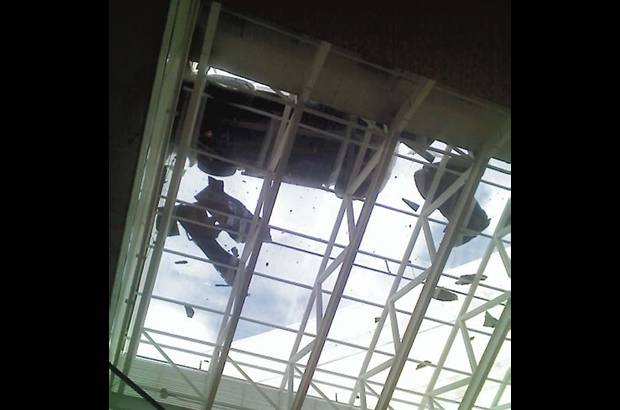 Cortes&#237;a Carlos Alberto Ochoa - En diciembre de 2007, la conductora de una camioneta Mitsubishi Nativa atraves&#243; con su veh&#237;culo una de las paredes del parqueadero del centro comercial San Diego y termin&#243; sobre el techo de vidrio del almacen Falabella.