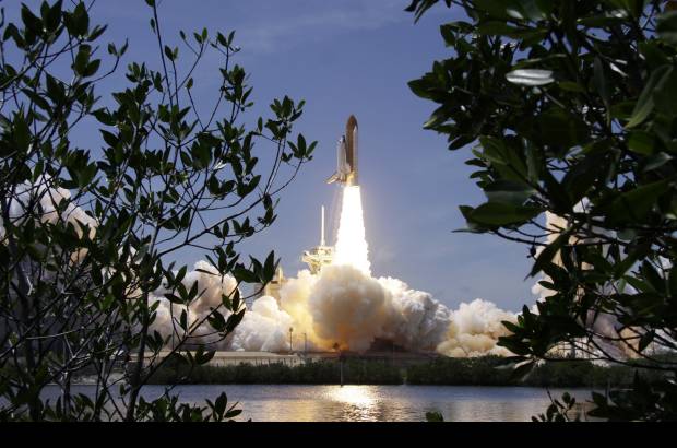 AP - La separación de los cohetes marca un momento crucial en la partida de los transbordadores.