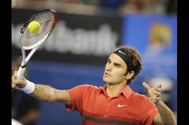 AP - El tenista suizo Roger Federer pas&#243; la ronda inicial del Abierto de Australia sin grandes contratiempos al superar al ruso Alexander Kudryavtsev por 7-5, 6-2 y 6-2, en 1 hora y 38 minutos de juego, y sumar su victoria n&#250;mero 60 en el torneo del Melbourne.