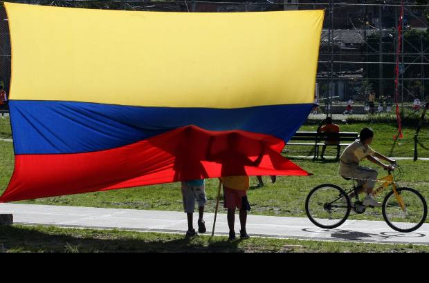 Jaime P&#233;rez - Todos bajo una misma bandera. Son 201 a&#241;os desde el grito de Independencia y este mi&#233;rcoles en Medell&#237;n el tricolor se iz&#243; en las diferentes calles de la ciudad.