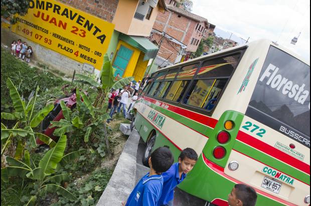 Esteban Vanegas - El bus embisti&#243; el veh&#237;culo particular y lo envi&#243; a un barranco.