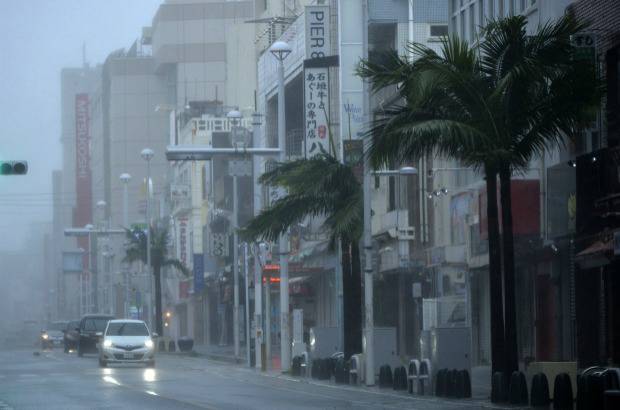 afp - M&#225;s de 50 mil hogares en Okinawa quedaron sin electricidad y una refiner&#237;a de petr&#243;leo suspendi&#243; sus operaciones. Im&#225;genes de televisi&#243;n mostraron las luces de las calles agitadas por el viento y ramas volando por las calles en gran parte desiertas.