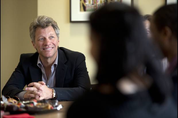 AP - Bon Jovi se re&#250;ne con los vecinos de las viviendas JBJ Soul durante la inauguraci&#243;n. Este complejo de viviendas de bajos ingresos fue subsidiado por la Fundaci&#243;n Bon Jovi Soul, la Asociaci&#243;n Middleton y fondos p&#250;blicos.