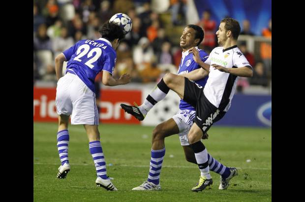 Reuters - Roberto Soldado, otro exdelantero del Madrid, abri&#243; el marcador a los 17 minutos para el Valencia.