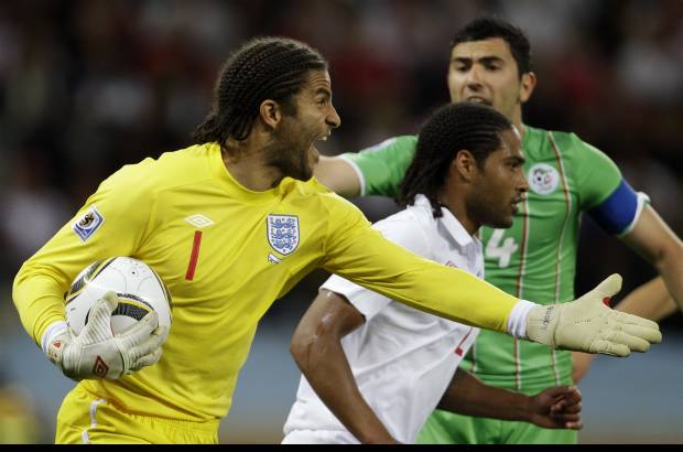 AP - Inglaterra repitió una presentación mezquina, desorganizada y llena de errores en el estadio Green Point.