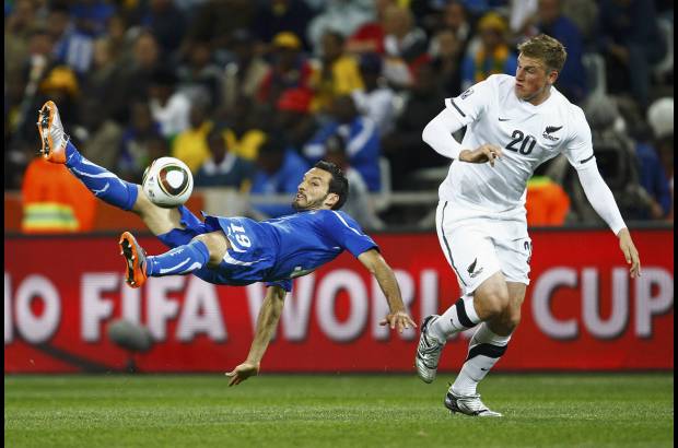 Reuters - Italia quedó con dos puntos en el Grupo F, liderado por Paraguay con cuatro unidades tras su victoria 2-0 ante Eslovaquia. Los neozelandeses también tienen dos puntos y los eslovacos uno. Nueva Zelanda jugará ahora con Paraguay.