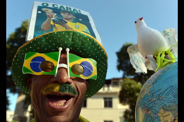 AFP - La moda en Brasil es pintar los bigotes.