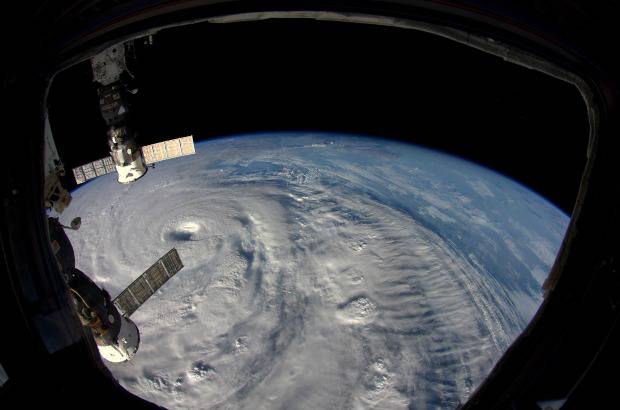 AFP - Un hombre muri&#243;, m&#225;s de 500.000 personas fueron evacuadas y cientos de vuelos fueron cancelados en Jap&#243;n en momentos en que un fuerte tif&#243;n llevaba lluvias torrenciales y poderosos vientos a sus islas del suroeste y podr&#237;a provocar fuertes lluvias en Tokio esta semana.
