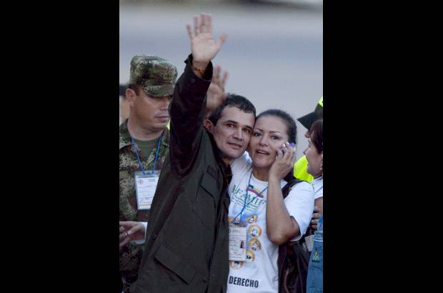 AP - El intendente Carlos Duarte Rojas, secuestrado el 11 de julio de 1999 en Puerto Rico, Meta, saludó a la prensa tras reencontrarse con su familia.