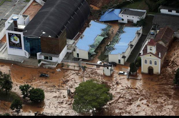 Reuters - El gobernador de R&#237;o de Janeiro, Sergio Cabral, pidi&#243; el env&#237;o urgente de socorristas, helic&#243;pteros y equipos para la remoci&#243;n de lodo y escombros.