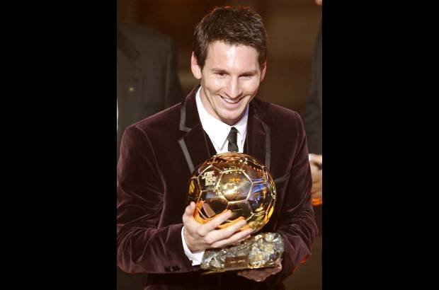 AP - Lionel Messi obtuvo su tercer Bal&#243;n de Oro consecutivo, algo que solo hab&#237;a logrado hasta ahora el actual presidente de la Uefa, el franc&#233;s Michel Platini.