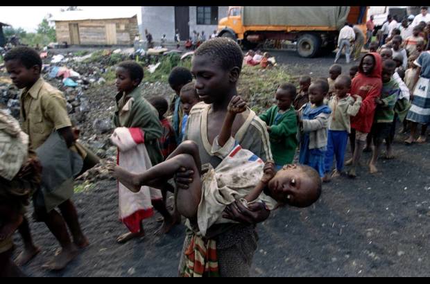 Reuters - El 19 de julio de 1994, un niño pequeño, demasiado débil para caminar, era transportado por otro niño después de llegar a un orfanato de la Cruz Roja, cerca de Goma, que albergaba a 150 menores recogidos de las calles.