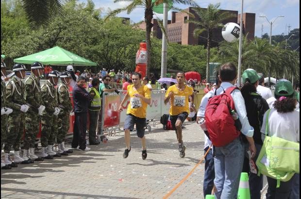 Esteban Jaramillo y Sebastián Salazar - Más de 10 mil competidores se dieron cita en esta histórica cita deportiva que se corría en las modalidades de 5, 10, 21 y 42 kilómetros.