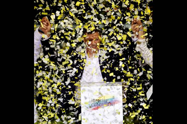 Reuters - El presidente electo de Colombia, Juan Manuel Santos, dijo que su triunfo en las urnas es también el de Álvaro Uribe, al que calificó como el mejor mandatario en dos siglos de historia republicana.