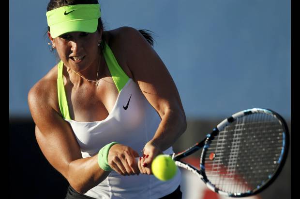 Reuters - Sofia Arvidsson de Suecia responde con potencia, pero al final cay&#243; ante Olivia Rogowska de Austria.