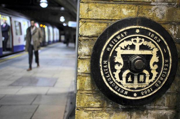AP - Transport for London, el organismo del gobierno local responsable del sistema de transporte londinense, operará el domingo trenes de vapor al estilo antiguo para celebrar la ocasión. Al añejo sistema se le atribuyó un buen desempeño durante los recientes Juegos Olímpicos de Londres.