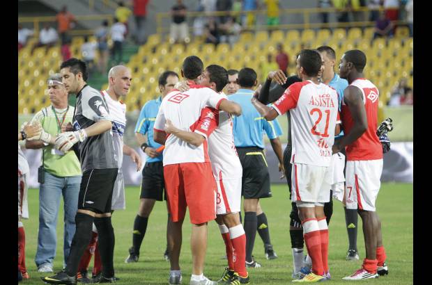 Colprensa - Real Cartagena cay&#243; 1-2 ante el Santa Fe en el Jaime Mor&#243;n.
