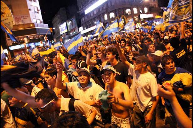 Diego Gonz&#225;lez - Con su eterno rival, River Plate enterrado en las profundidades de la B, Boca disfruta el t&#237;tulo de campe&#243;n del torneo argentino de f&#250;tbol. El sur de Capital Federal triunfa sobre el norte.