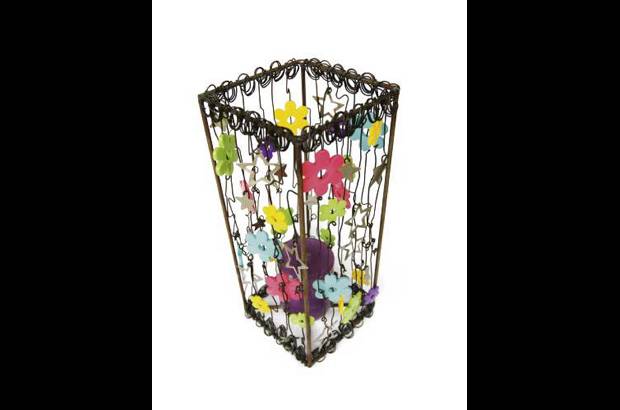 Delicado farol hecho a mano - Con paciencia y cuidado, Elisa Robledo dobla el alambre y ensarta flores acr&#237;licas y estrellas met&#225;licas. As&#237; lo hace, una y otra vez, hasta darle forma a este colorido y delicado farol, ideal para lucir en cualquier espacio de la casa. Tel&#233;fono: 276 89 73.