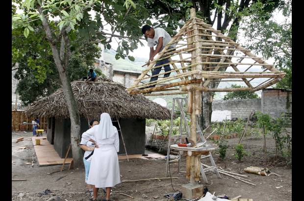Donaldo Zuluaga - A los 39 a&#241;os, Santa Laura decidi&#243; trasladarse a Dabeiba en compa&#241;&#237;a de 6 catequistas con la aprobaci&#243;n del obispo de Santa Fe de Antioquia, monse&#241;or Maximiliano Crespo Rivera, para trabajar con los ind&#237;genas Ember&#225; Cham&#237;.