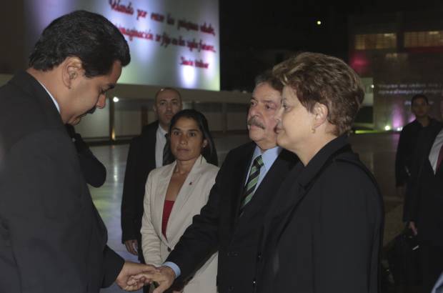 AP - Dilma Rousseff, presidente de Brasil, tambi&#233;n asisti&#243; a la capilla ardiente de Ch&#225;vez.