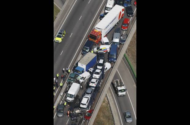 AP - Vista a&#233;rea del accidente que involucr&#243; 130 veh&#237;culos.