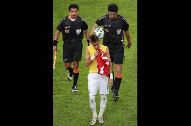 Reuters - En el entretiempo del partido un jugador de Paraguay le pidi&#243; la camiseta al brasile&#241;o Neymar.