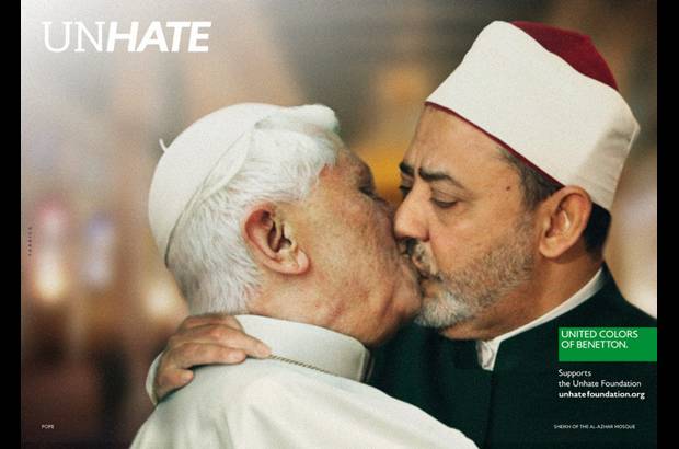 Cortes&#237;a - Otra de las im&#225;genes que m&#225;s pol&#233;mica ha causado es una donde aparece el papa Benedicto XVI bes&#225;ndose con el l&#237;der musulm&#225;n Sheikh Ahmed Mohamed.